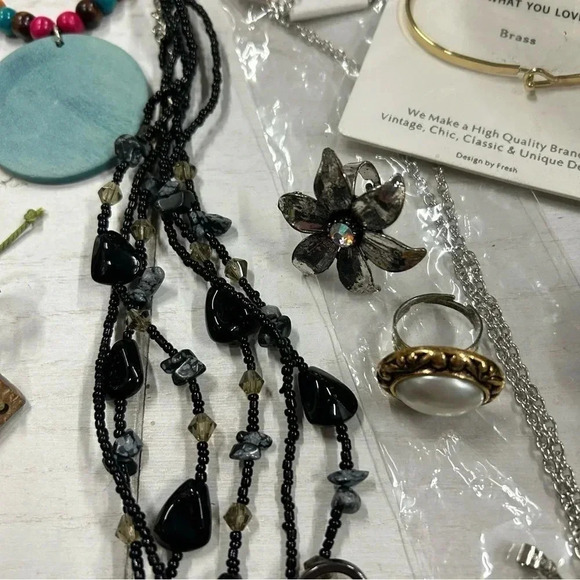 Lot of 23 pieces of Boutique Jewelry, necklaces, bracelets, charms, costume ring - Picture 10 of 13